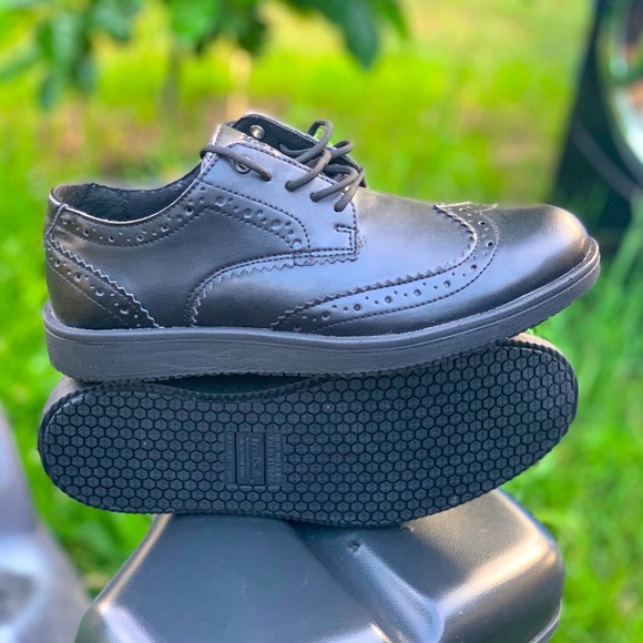 Tredsafe Men's Roman Slip Resistant Wing Tip Shoes - Picture 4 of 12